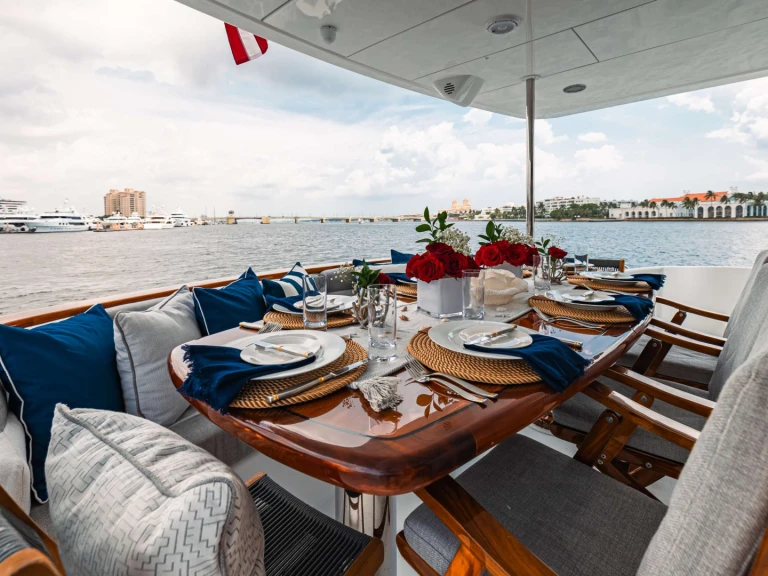 Yacht di lusso a noleggio a Old Saybrook al miglior prezzo