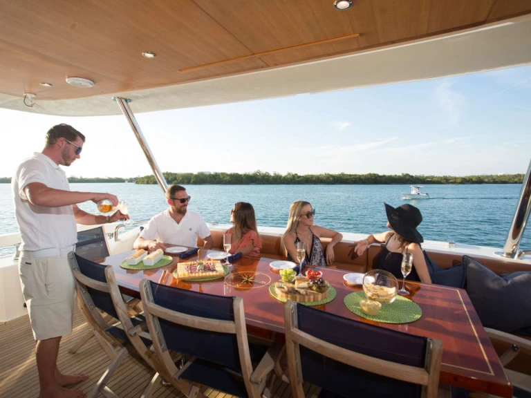 Noleggio Yacht di lusso Aicon con patente nautica