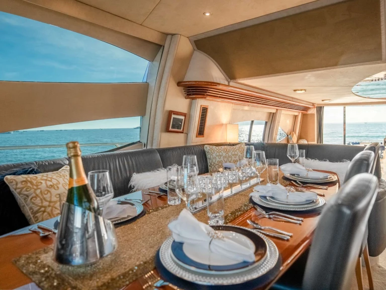 Noleggio Yacht di lusso Sunseeker con patente nautica