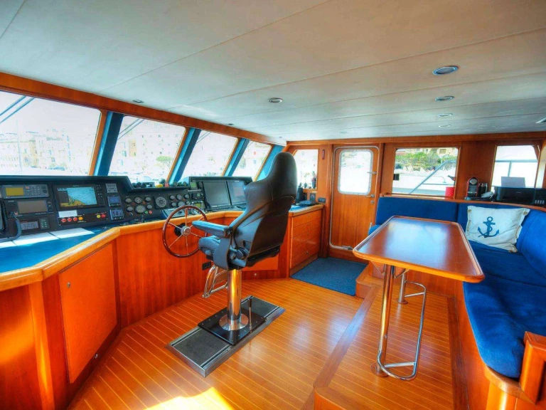 Noleggio Yacht di lusso Custom con patente nautica