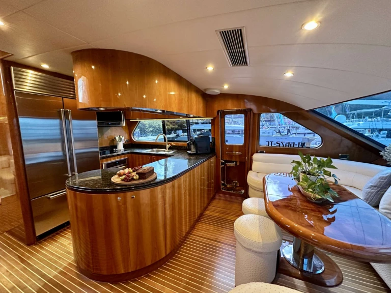 Noleggio Yacht di lusso Horizon con patente nautica