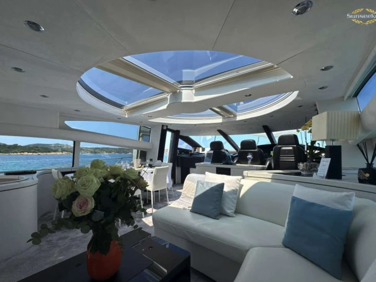 Sunseeker Light Blue da affittare a  Poltu Quatu