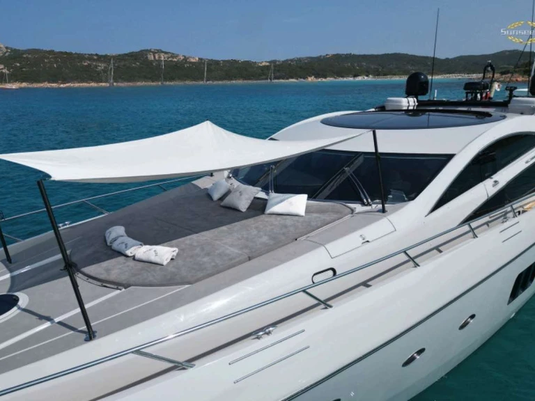 Noleggio a Poltu Quatu – Sunseeker Light Blue su SamBoat