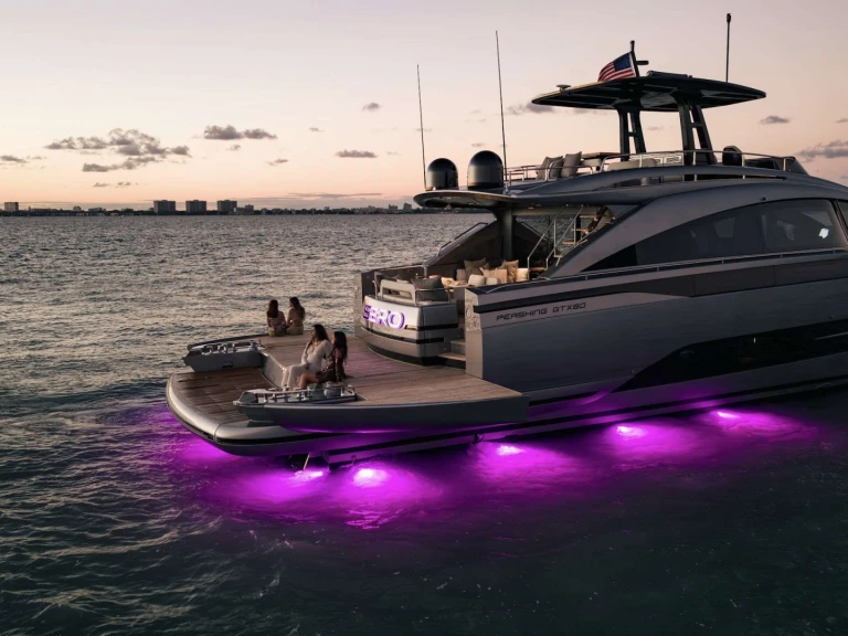 Noleggio Yacht di lusso con o senza skipper Pershing a Contea di Suffolk