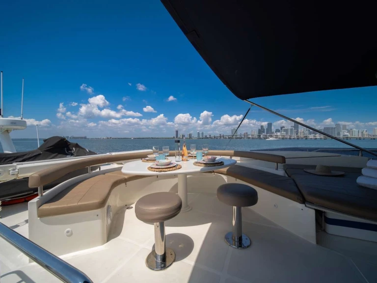 Noleggio Yacht di lusso Ferretti con patente nautica
