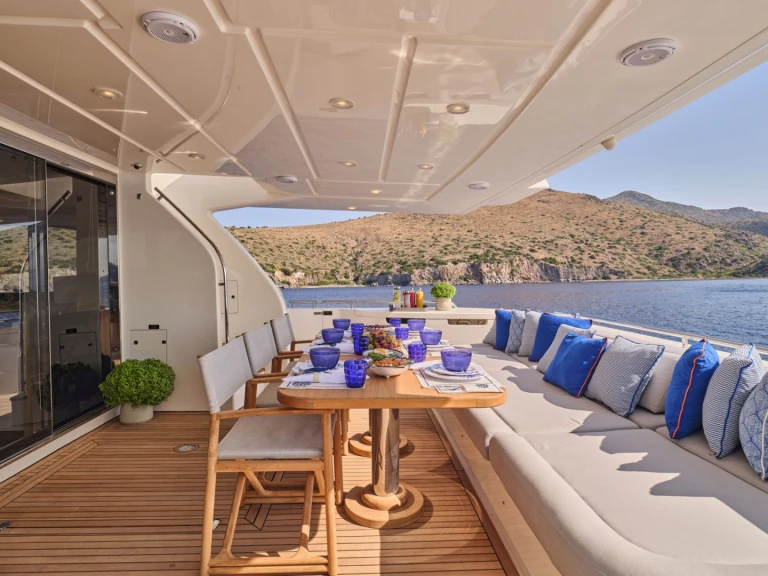 Noleggio Yacht di lusso Ferretti con patente nautica