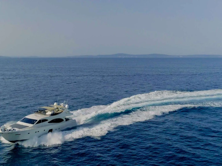 Noleggio Yacht di lusso Ferretti con patente nautica