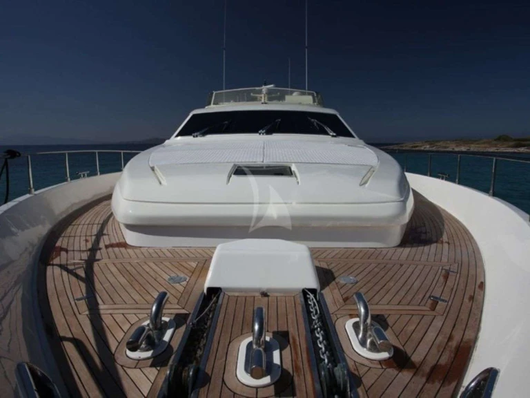Noleggio Yacht di lusso Ferretti con patente nautica