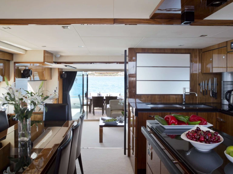 Noleggiare una Fairline-Squadron D5 a Antibes