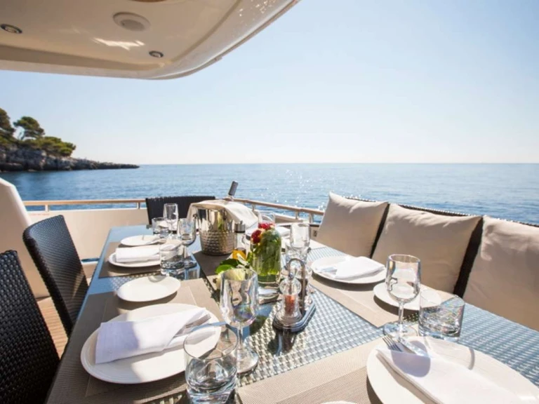 Noleggio Yacht di lusso a Antibes – Fairline-Squadron D5