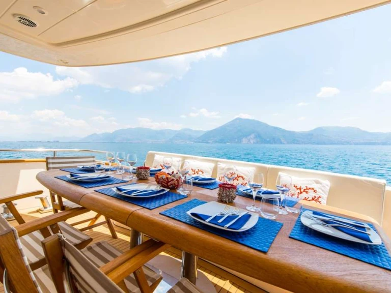Yacht di lusso a noleggio a Sorrento al miglior prezzo