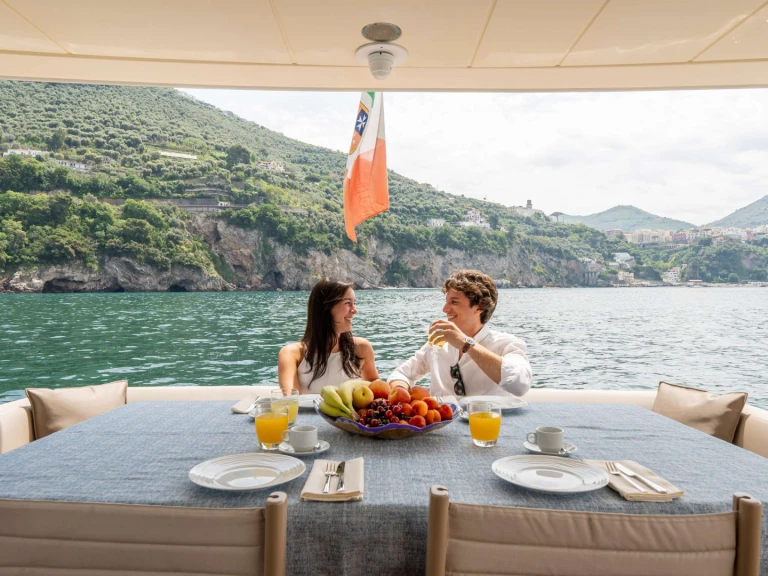 Noleggio Yacht di lusso Azimut con patente nautica