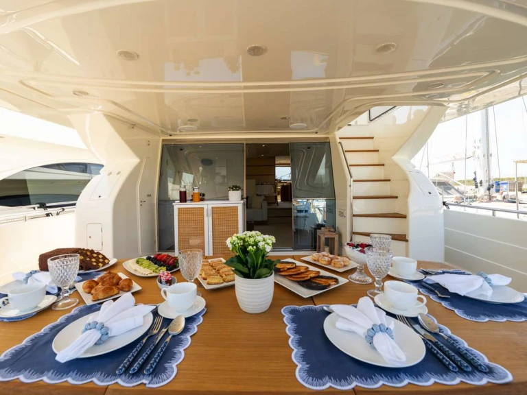 Noleggio Yacht di lusso Ferretti con patente nautica