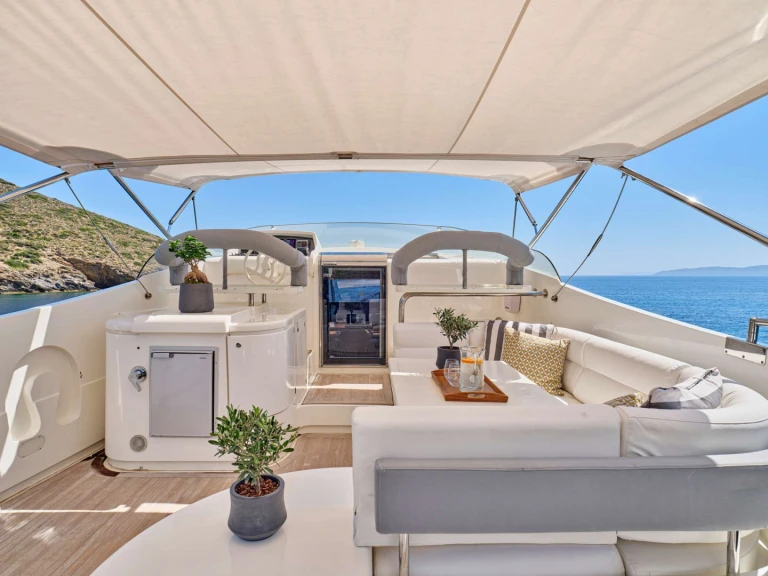 Noleggio barche Ferretti APEΙRON BLUE a Lávrio su Samboat