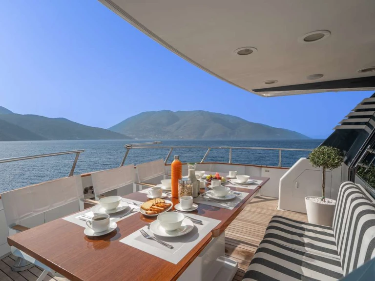 Noleggio Yacht di lusso Cantieri di Pisa, Italy con patente nautica