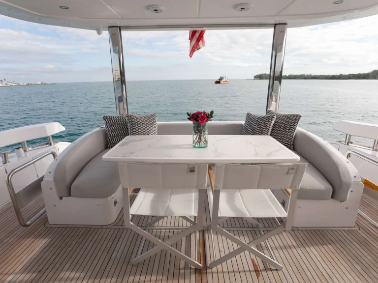 Noleggio Yacht di lusso Azimut con patente nautica