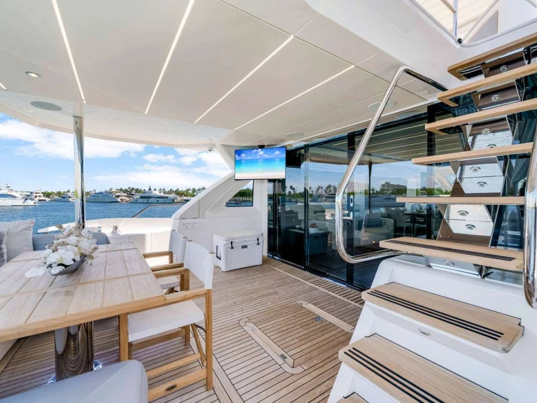 Noleggio Yacht di lusso Sunseeker con patente nautica