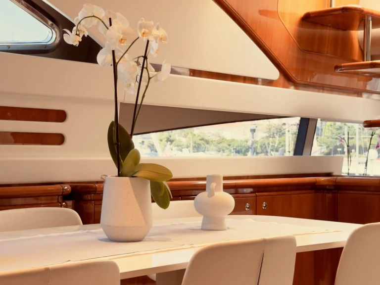 Noleggio Yacht di lusso Ferretti con patente nautica