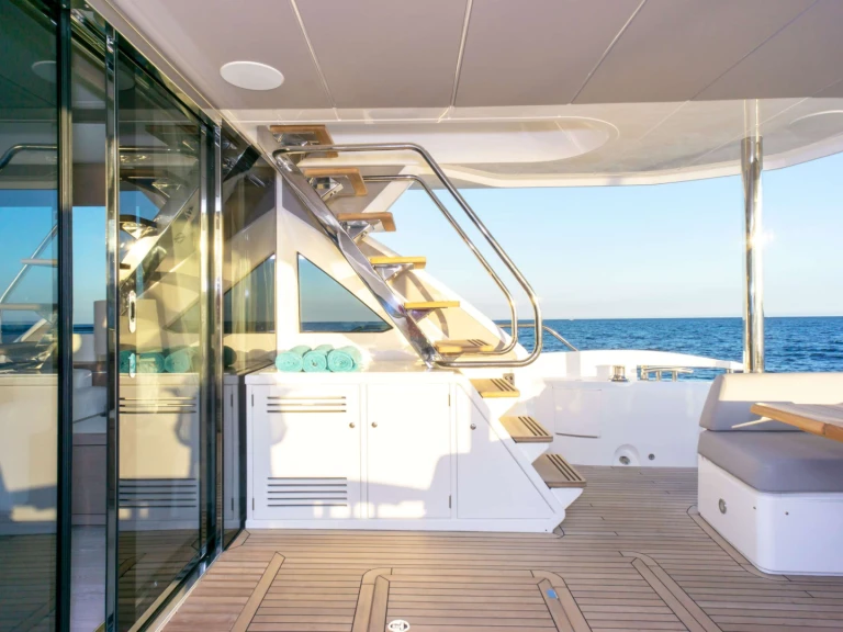 Noleggio Yacht di lusso Sunseeker con patente nautica