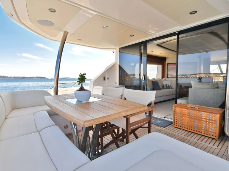 Noleggio Yacht di lusso Sunseeker con patente nautica
