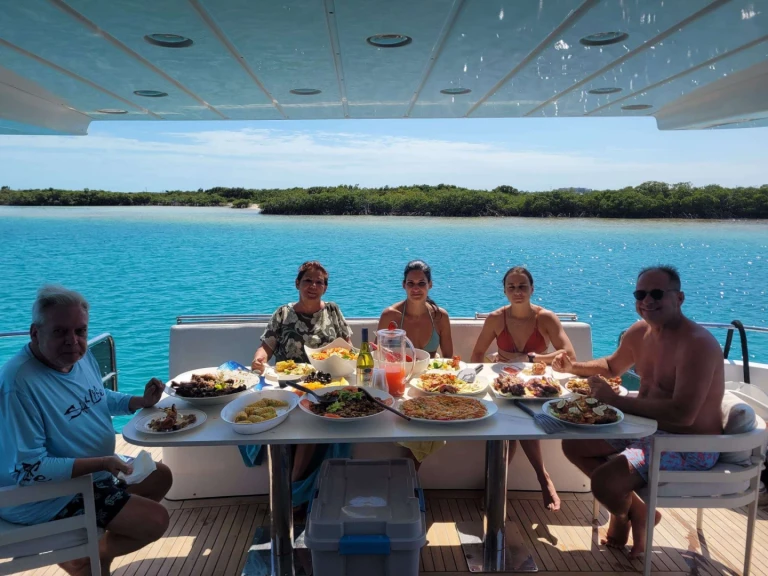 Noleggio Yacht di lusso Azimut con patente nautica