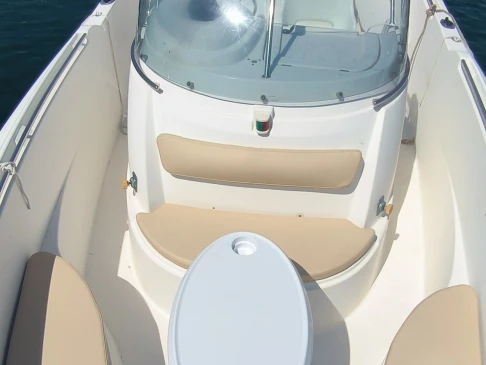Noleggio Barca a motore Jeanneau con patente nautica