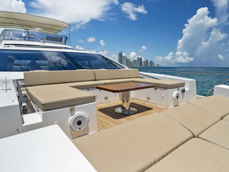 Noleggio Yacht di lusso Azimut con patente nautica