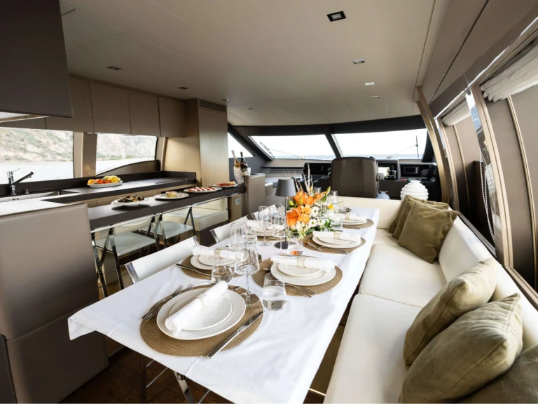 Noleggio Yacht di lusso Ferretti con patente nautica