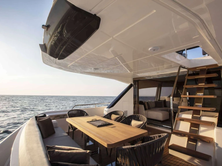 Noleggio Yacht di lusso Ferretti con patente nautica