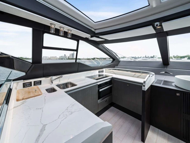Noleggio Yacht di lusso Azimut con patente nautica