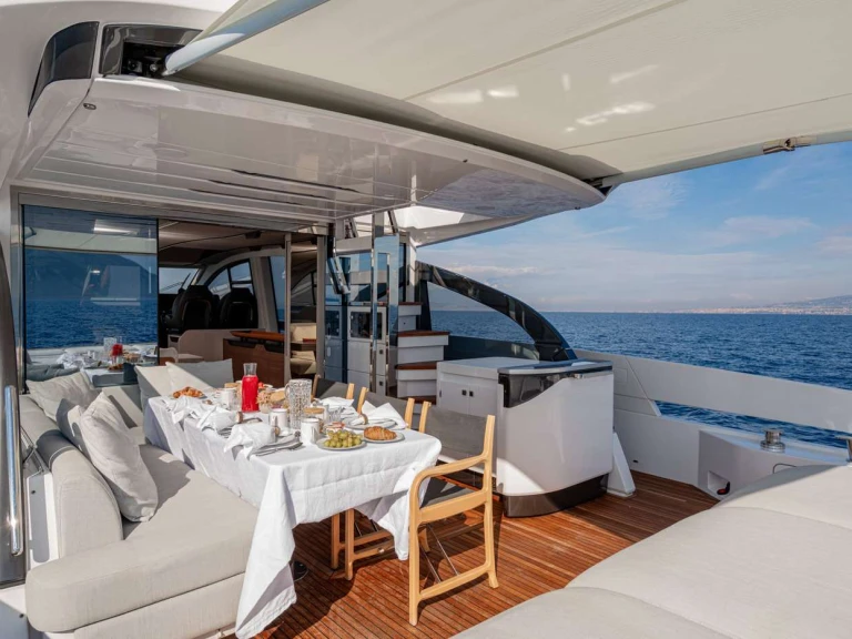 Noleggio Yacht di lusso con o senza skipper Azimut a Castellammare di Stabia