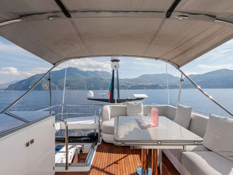 Yacht di lusso a noleggio a Castellammare di Stabia al miglior prezzo