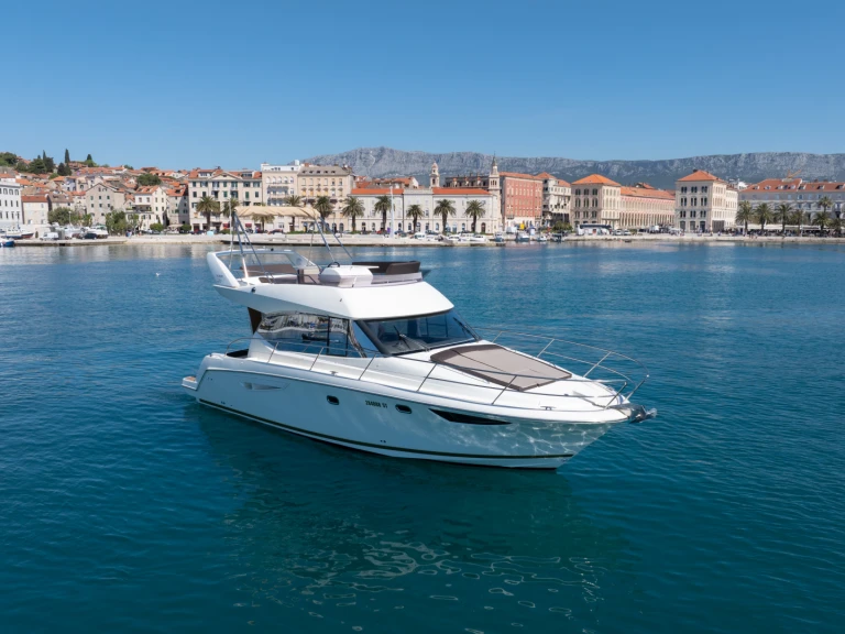 Noleggiare una Jeanneau Prestige 400 Fly a Stobreč