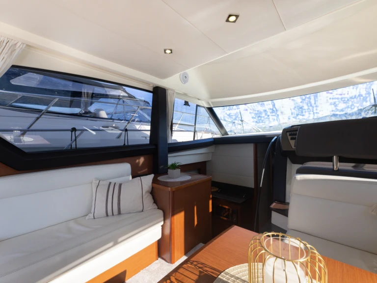 Noleggiare una Jeanneau Prestige 400 Fly a Stobreč