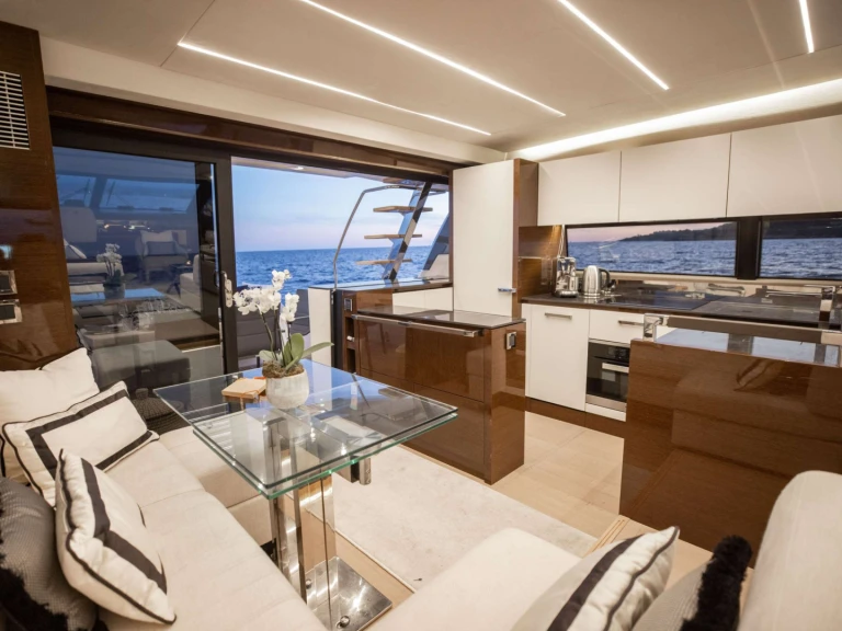 Noleggiare una Prestige Yachts Romy One a Costa Azzurra