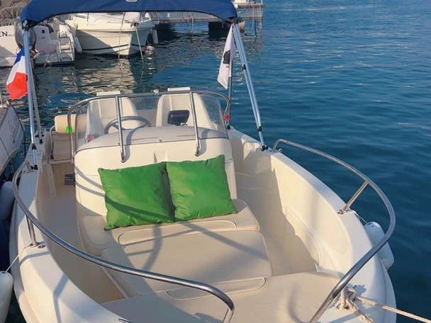 Noleggio Barca a motore Jeanneau con patente nautica