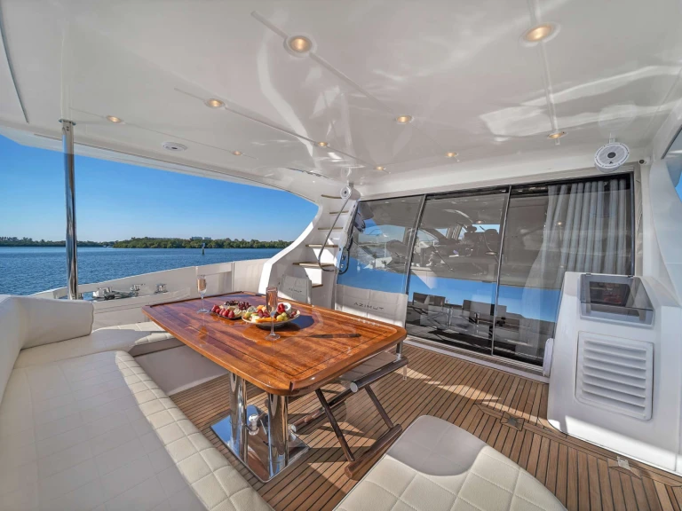 Noleggio Yacht di lusso Azimut con patente nautica