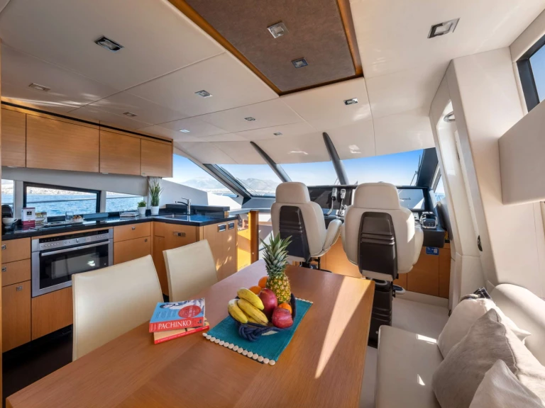Noleggio Yacht di lusso Sunseeker con patente nautica