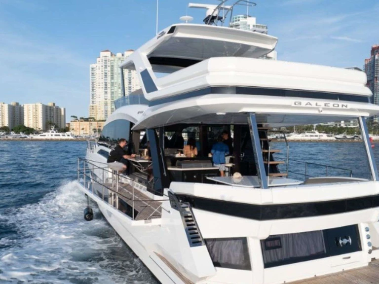 Noleggio Yacht di lusso Galeon con patente nautica