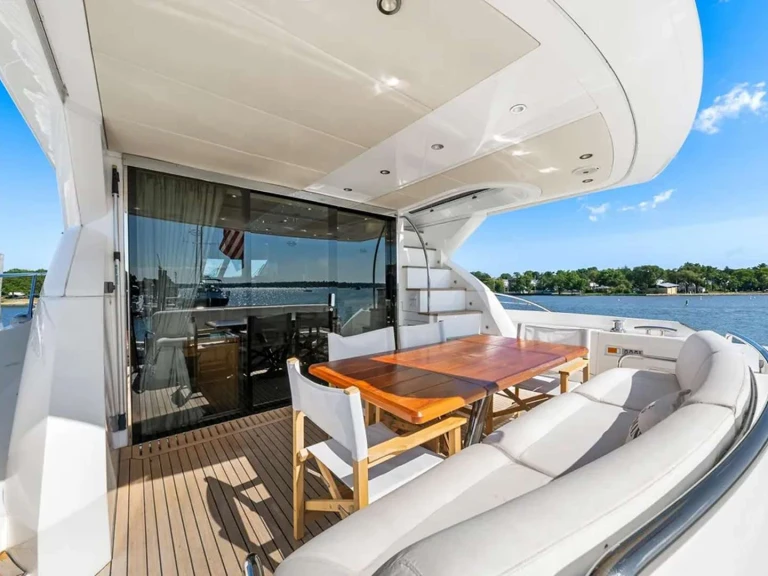 Noleggio Yacht di lusso Sunseeker con patente nautica