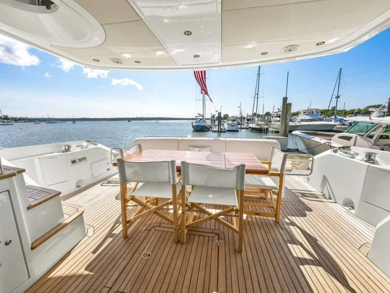Yacht di lusso a noleggio a Port Washington al miglior prezzo