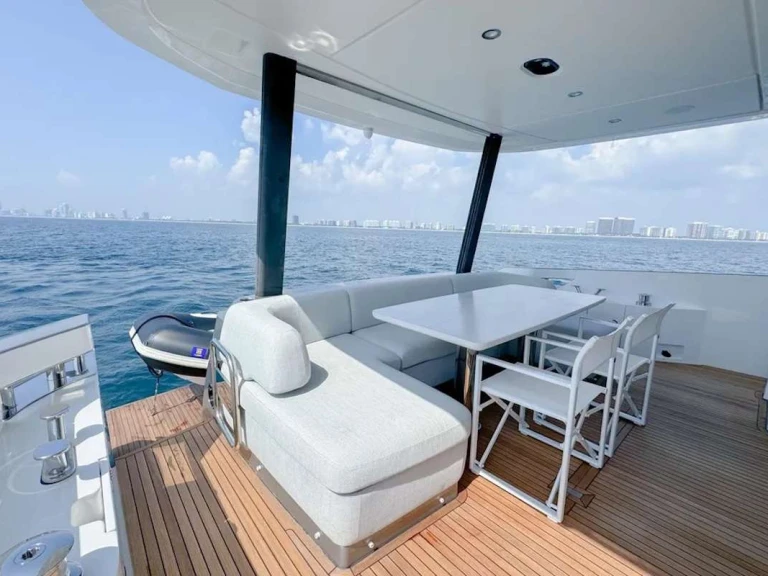 Noleggio Yacht di lusso Azimut con patente nautica