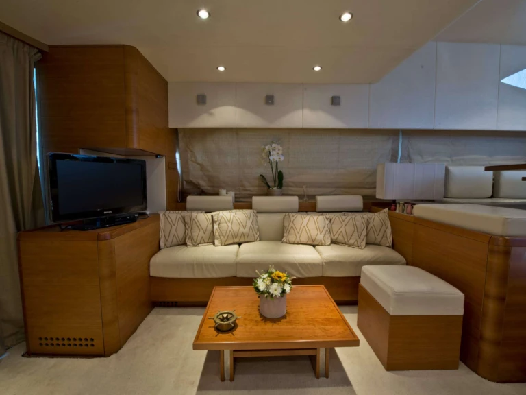 Noleggio Yacht di lusso Aicon con patente nautica