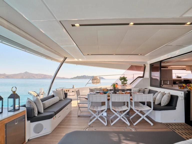 Noleggio Yacht di lusso Fountaine Pajot con patente nautica