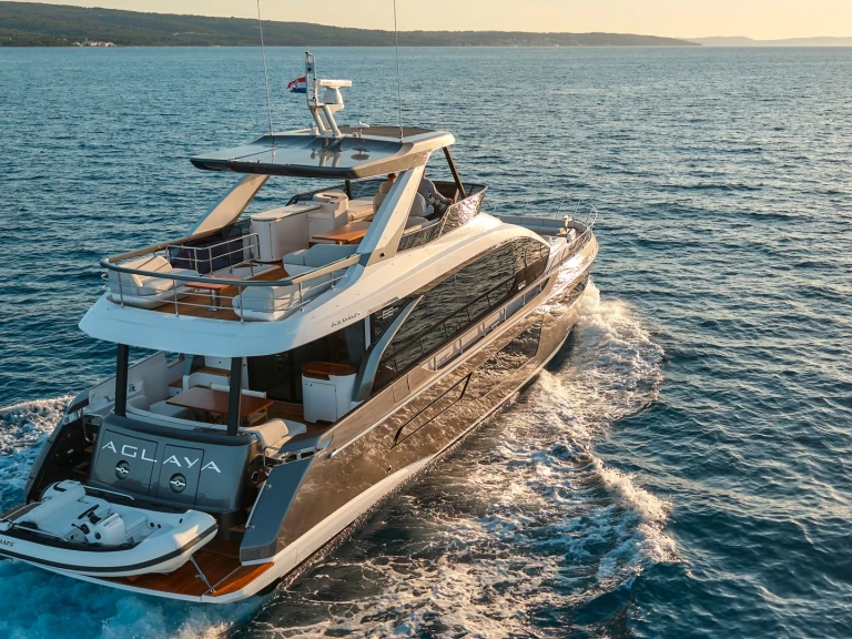 Noleggiare una Azimut AGLAYA a Zara