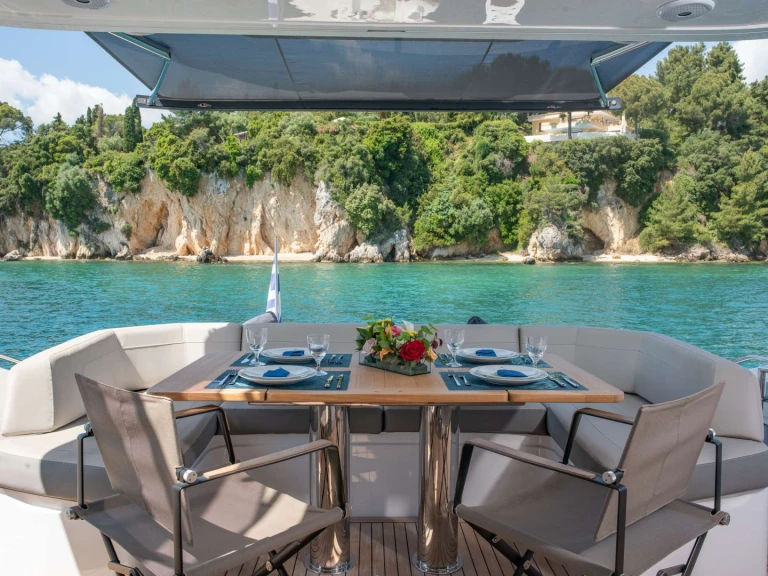 Yacht di lusso a noleggio a Gouviá al miglior prezzo