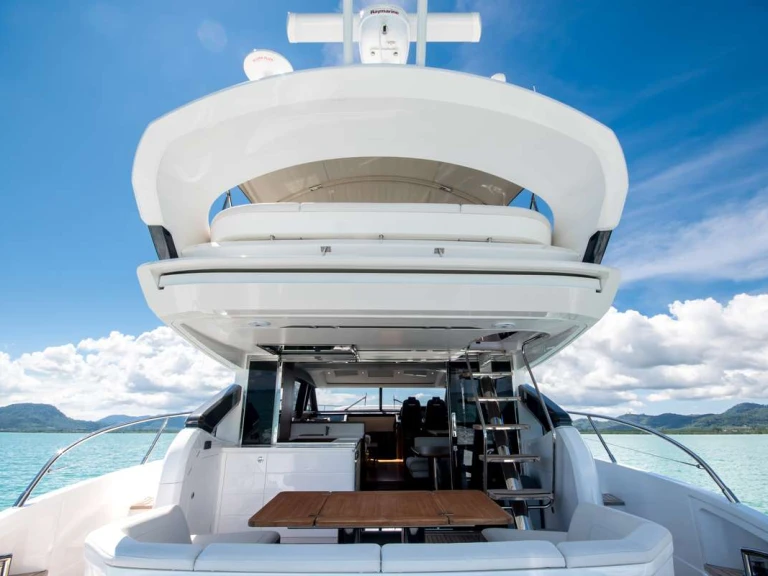Yacht di lusso a noleggio a Phuket (City) al miglior prezzo