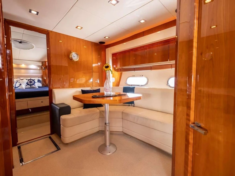 Noleggio Yacht di lusso Sunseeker con patente nautica