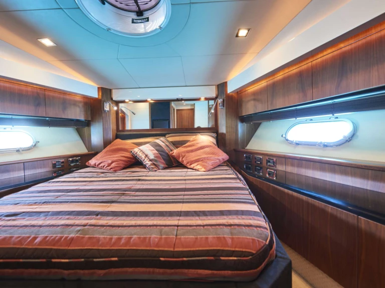Noleggio Yacht di lusso Sunseeker con patente nautica