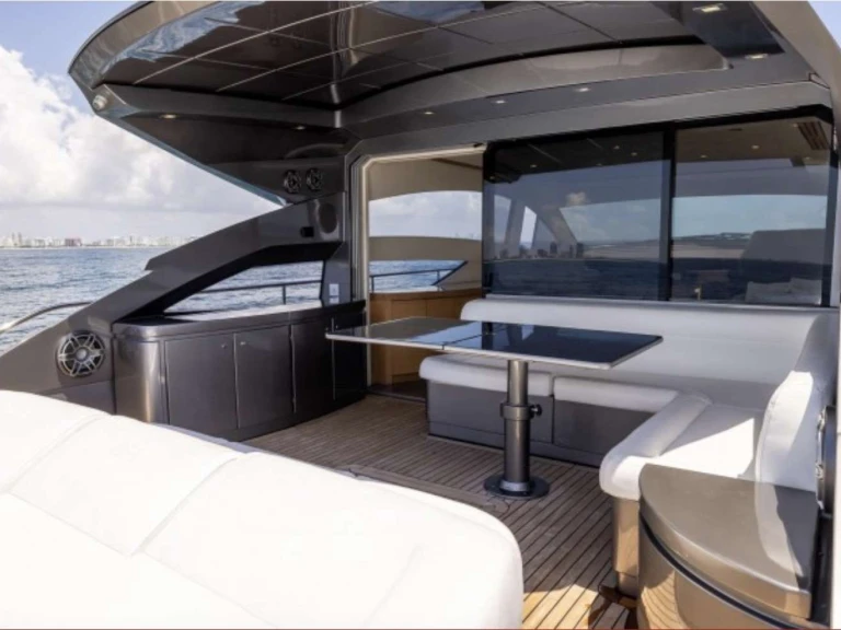 Noleggiare una Pershing Wind a Miami